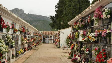 En estado crítico una mujer de 70 años al caer desde una escalera en un cementerio