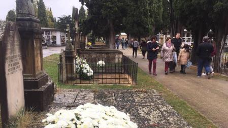 El mal tiempo no frena a los navarros en su visita al cementerio