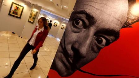 Una joven daña un dibujo de Dalí y otro de Goya haciéndose un 'selfie'
