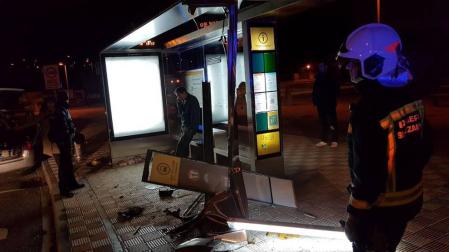 Un accidente entre dos coches acaba con una marquesina destrozada en Mutilva