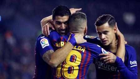 Dembelé y Luis Suárez salvan al Barcelona de ser partido por un Rayo