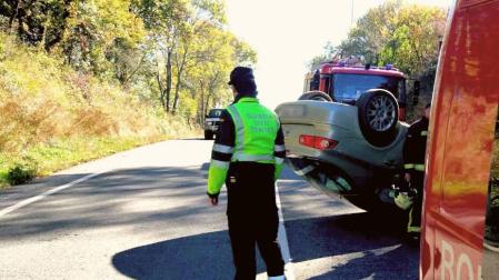 Con contusiones tras volcar su coche en la N-121-A en Arraitz