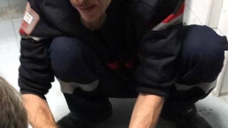 Los bomberos rescatan a un perro que se había caído a un charco de alquitrán