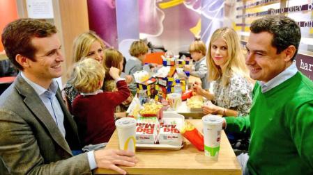Pablo Casado la lía con una foto comiendo con su familia y amigos en un Mc Donald's