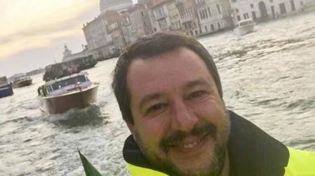 La foto de Salvini sonriendo en la zona del desastre por el temporal indigna en Italia