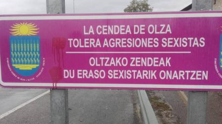 Sabotaje en Olza a las señales contra la violencia sexista