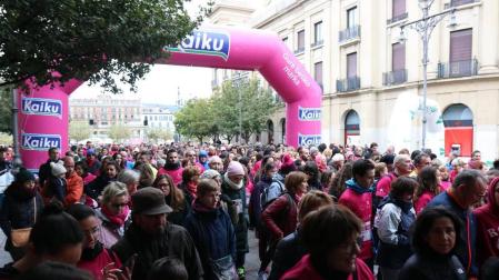 Más de 12.000 personas han participado este domingo en la VII carrera solidaria contra el cáncer de mama en Pamplona, organizada por Saray.