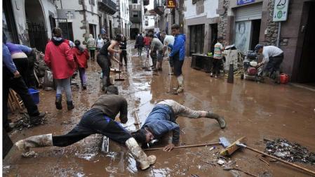 Compuertas para vecinos ante el riesgo de inundación en Elizondo y Sunbilla