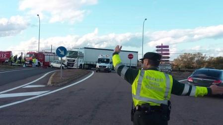Cinco heridos en un accidente entre un camión y un turismo en Cascante