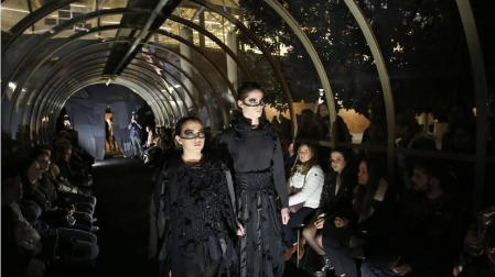 Todo al negro: un desfile de los Traperos de Emaús y 42 alumnos de la UN