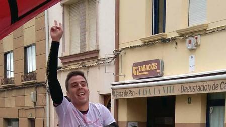 Álvaro Ramos cruzó la meta sobre los hombros de su compañero Javier Lizarra en la prueba de 14 kilómetros