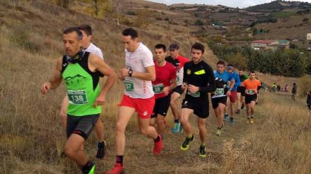Álvaro Ramos cruzó la meta sobre los hombros de su compañero Javier Lizarra en la prueba de 14 kilómetros