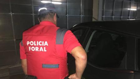 Investigado por conducir ebrio en Bera viendo una película y con auriculares