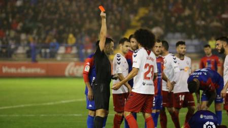 Osasuna remonta con diez y con gol de Torres en el descuento