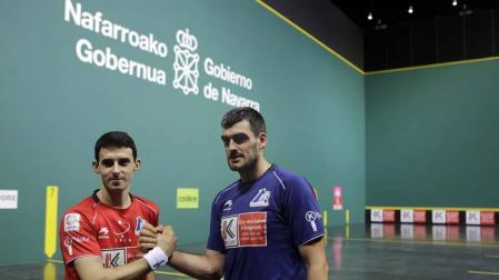 Jokin Altuna y Joseba Ezkurdia simulan echar un pulso  tras la elección de material para la final del Cuatro y Medio del domingo en el Navarra Arena.