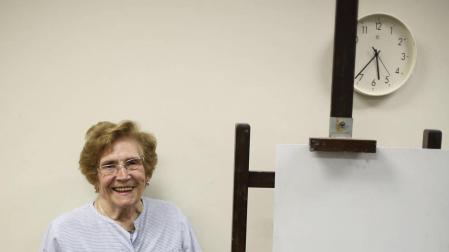 La roncalesa María Gárate aprende a pintar a los 94 años en la Casa de Misericordia
