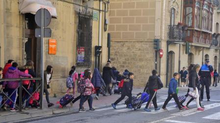 Tafalla se dota de nueva señalización en las zonas de los centros escolares