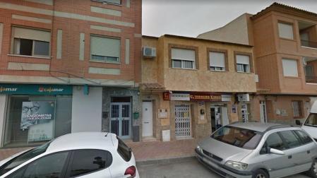 El paracaidista cayó sobre el tejado del estanco y de una sucursal de Cajamar.