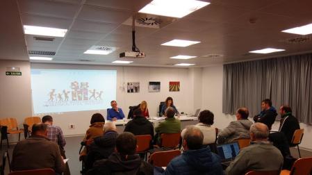 Un momento de la asamblea que debatió tasas y presupuesto.
