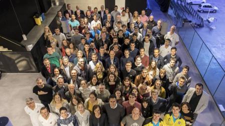 Foto de familia de los deportistas, técnicos y árbitros-jueces presentes en el acto de ayer en el Navarra Arena, junto a las autoridades y a Miguel Indurán (pte. honor de la Fundación).