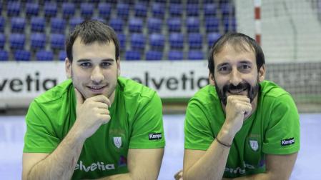 El capitán, Fermín Iturri (izda.), y el técnico, Carlos García, son dos de los artífices de una racha perfecta para el Anaitasuna de Primera Nacional.