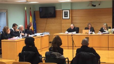 Los tres acusados, en la primera sesión del juicio, que concluirá el martes.