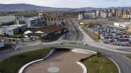 A la izquierda, la UPNA y una vieja nave industrial que tras desaparecer albergará un edificio dotacional universitario. A la derecha, alineada con la calle Cataluña, donde está el aparcamiento y un solar libre, se construirán viviendas de VPO.