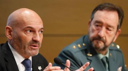 El juez Javier Gómez Bermúdez (c), junto al mando de la Guardia Civil, Gabriel Ordaz (d), y al director del Centro Memorial de la Víctimas del Terrorismo, Florencio Domínguez (i).