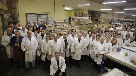 Una representación de los belenistas que estos días trabajan en la sede de San Jorge en los belenes que se expondrán en Baluarte.