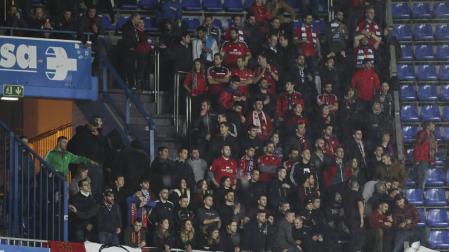 Ni el diluvio frenó el apoyo de la afición de Osasuna en Riazor