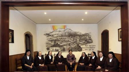 Las monjas quitaron las dos rejas y la cortina que las separaban de las visitas en el locutorio, que ahora es una sala abierta.