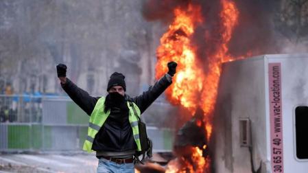 Los 'chalecos amarillos' se manifiestan de nuevo contra la subida de los impuestos de los carburantes