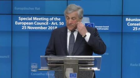 El gesto de Tajani en Bruselas contra la violencia machista