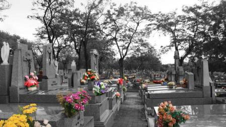 Una ruta por las tumbas de mujeres singulares en el cementerio de La Almudena