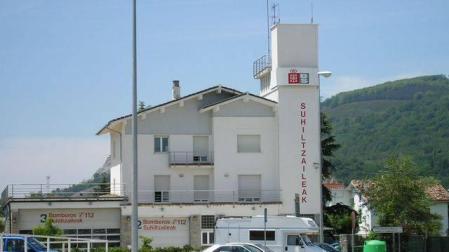 Trasladado un joven de 25 años al sufrir una salida de vía en la Autovía de la Sakana