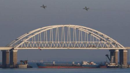 Ucrania acusa a Rusia de herir a varios militares y apresar tres de buques