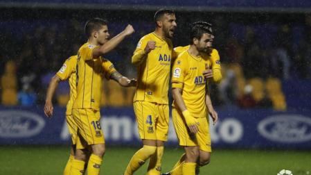 El Alcorcón refuerza su liderato con la derrota del Málaga