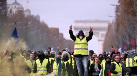 Los 'chalecos amarillos' se manifiestan de nuevo contra la subida de los impuestos de los carburantes