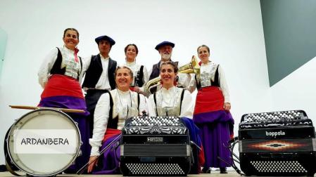 De izquierda a derecha y de arriba abajo: Maite Azanza, Julen Noval, Alexia Zabalza, Jokin Azparren, Esther Elizagaray, Maria Jesús Vicente y Saio Gonzalo. También son miembros Aitor Urquiza y Aritz Azparren.