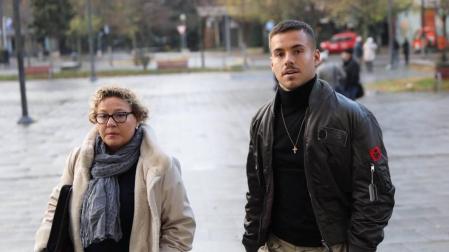 Álvaro Fernández llega a los juzgados de Pamplona para someterse a la prueba caligráfica.