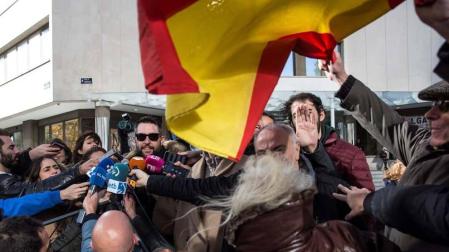 Increpado Dani Mateo tras negarse a declarar por sonarse la nariz con la bandera