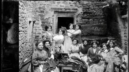 Una de las fotografías recogidas. Costureras en Artajona, de Alberto Oficialdegui, datada entre 1897 y 1940