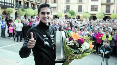 Un sonriente Mikel Azcona hace con su pulgar la señal de victoria en Falces.