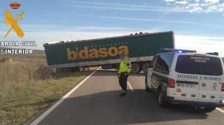 Un camión corta la NA-128 tras hacer la tijera en Carcastillo