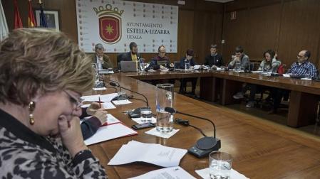 El pleno de ayer, con la edil no adscrita Yolanda Alén en primer término y Bildu y Ahora al fondo.