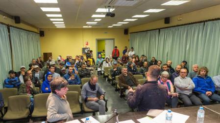 Imagen de la reunión que mantuvieron inquilinos afectados en alquiler social hace un mes en Cortes.