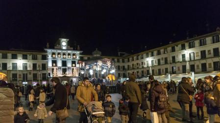 Imagen de la Casa del Reloj y del quiosco de la plaza de los Fueros de Tudela iluminados con la decoración navideña que fue inaugurada durante la tarde-noche de este viernes.