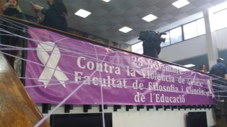 Alumnas de la Universitat de València denuncian públicamente el acoso verbal machista de un profesor.