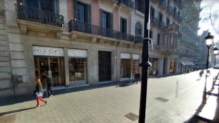 Asaltan una tienda de Gucci en Barcelona tras lanzar un vehículo contra el escaparate