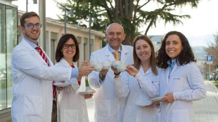 De izquierda a derecha: Alfredo Gea, Nerea Martín-Calvo, Miguel A. Martínez-González, Adela Navarro y Estefanía Toledo, autores del estudio de la Universidad de Navarra.